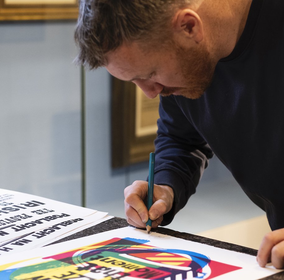 Maser signing a print
